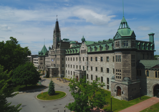 Vue de la façade du cégep de Saint-Laurent.