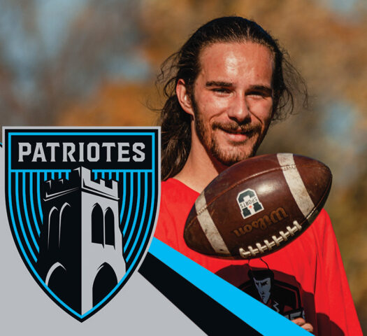 Athlète de l'équipe de flag football, accompagné du logo des équipes Patriotes du cégep de Saint-Laurent