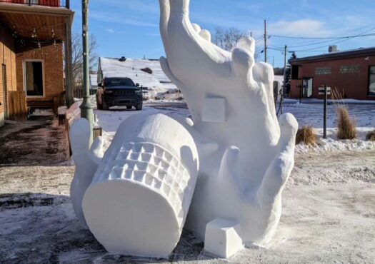 Attention placher mouillé, oeuvre gagnante au Concours intercollégial de sculpture sur neige