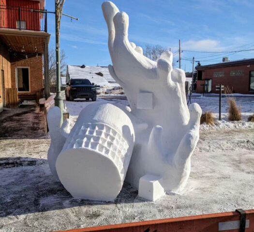 Attention placher mouillé, oeuvre gagnante au Concours intercollégial de sculpture sur neige